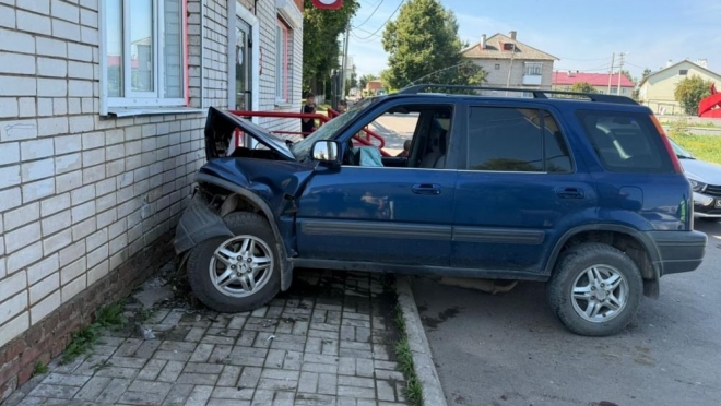 В Сернуре водитель Honda врезался в здание магазина