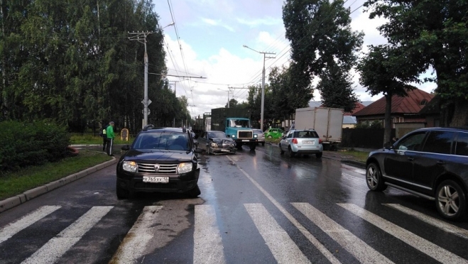 В Йошкар-Оле две иномарки не поделили дорогу