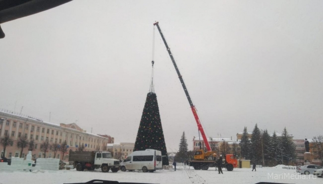 В Йошкар-Оле на площади Ленина заканчивается монтаж новогодней атрибутики