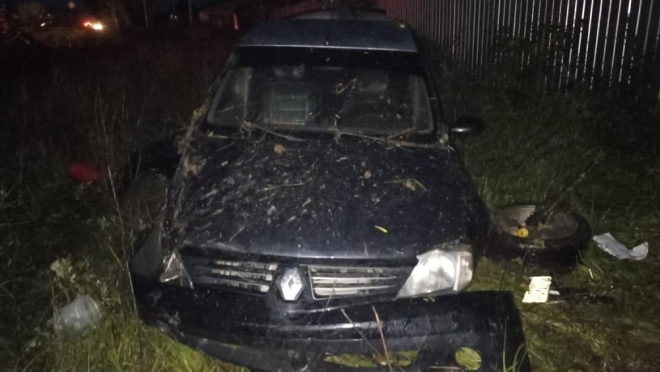 Пьяный водитель Renault Logan вылетел с дороги и врезался в забор