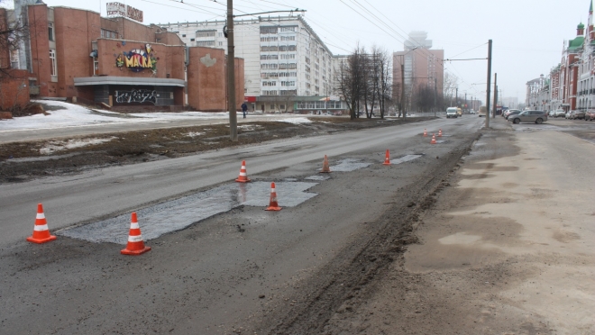 В Йошкар-Оле восстанавливают дорожное покрытие