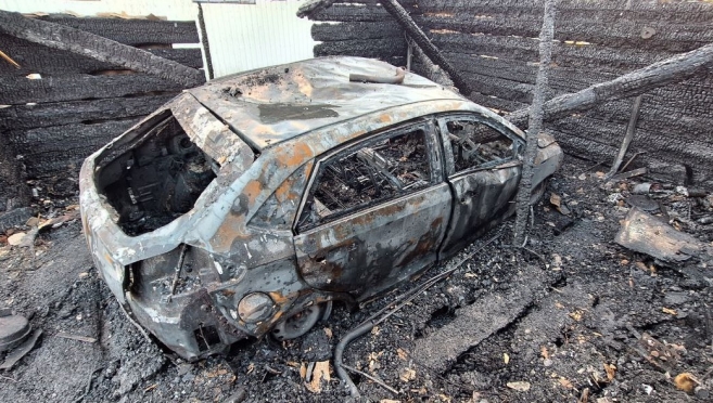 В Советском районе сгорел гараж и иномарка
