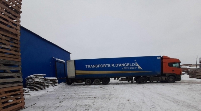 В Кузнецово в автопарке грузовик придавил молодого мужчину