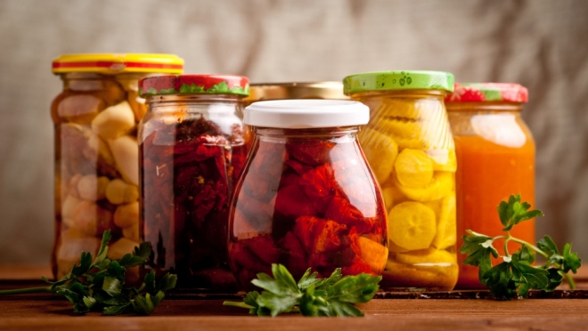 Эпидемиологи рассказали, как избежать ботулизма перед употреблением солений