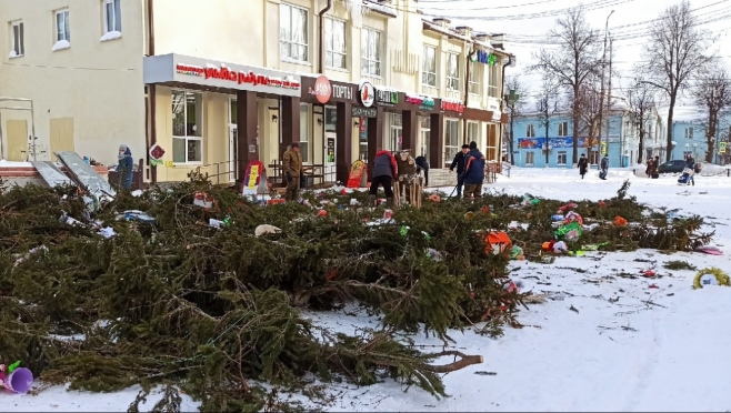 В Медведево убрали главную ёлку