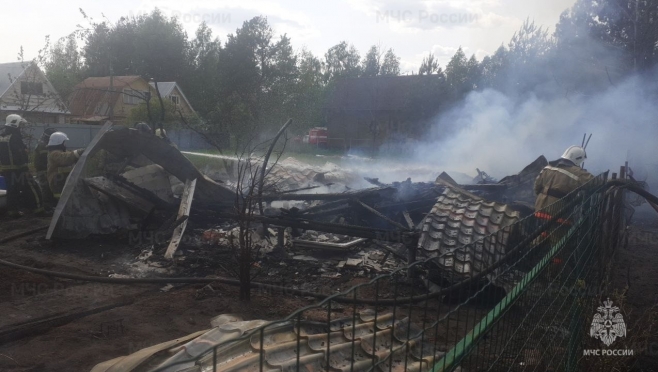 В садах в Медведевском районе пожар уничтожил хозпостройку и баню
