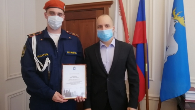 Мэр Йошкар-Олы лично вручил благодарность курсанту Ивану Ростовцеву за спасение девочки