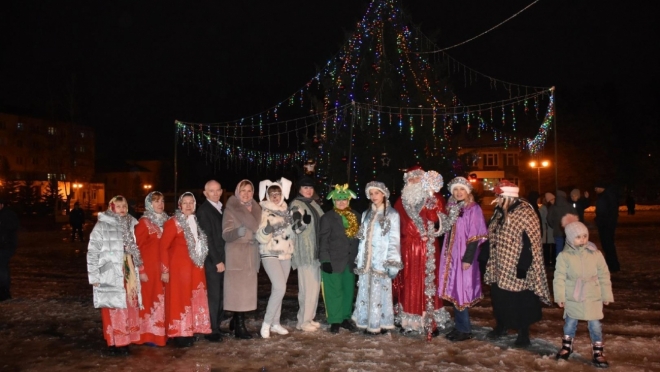 В Новом Торъяле отпраздновали открытие ёлки и год кинотеатра