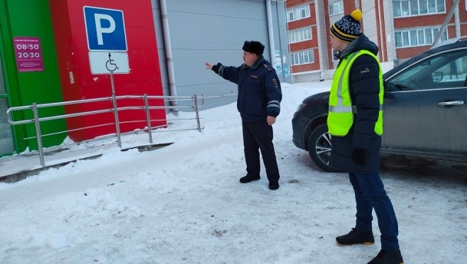 В Козьмодемьянске сотрудники ГИБДД оценили ситуацию с парковочными местами для инвалидов