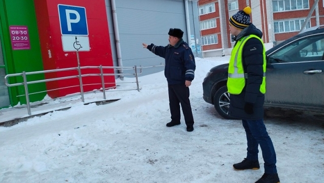 В Козьмодемьянске сотрудники ГИБДД оценили ситуацию с парковочными местами для инвалидов