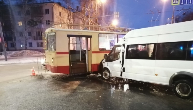 Утром в Йошкар-Оле произошло ДТП с участием маршрутки и троллейбуса