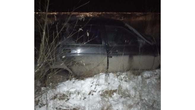 Пьяный водитель без прав опрокинулся в кювет