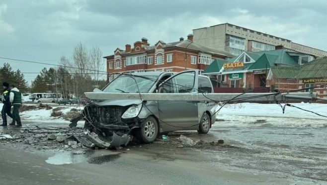 В Волжске минивэн  снёс фонарный столб