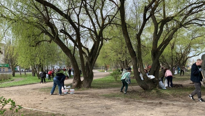 В Йошкар-Оле навели чистоту в сквере имени Йывана Кырли