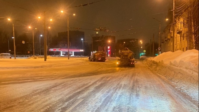 На улицах Йошкар-Олы ночью работали больше 30 снегоуборочных машин