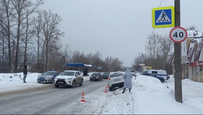 В Йошкар-Оле водитель влетела в снежный вал и сбила пешехода