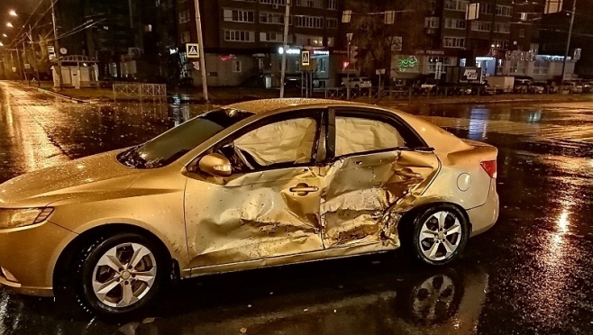 В Йошкар-Оле в ночном ДТП пострадали двое несовершеннолетних