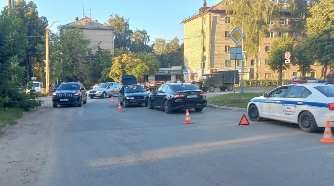 В Йошкар-Оле на улице Анциферова «ВАЗ-2112» врезалась в Toyota