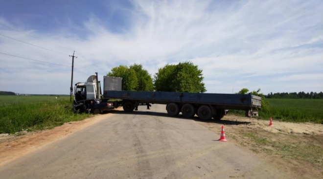 В Медведевском районе грузовик врезался в «семёрку»
