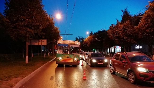 ДТП: в салоне троллейбуса упала женщина-пассажир