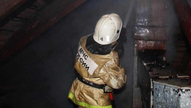В Медведевском районе восемь пожарных тушили баню