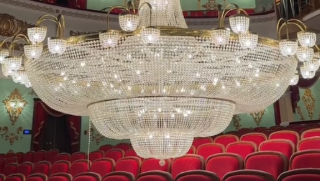 Пятитонную хрустальную люстру в Марийском театре оперы и балета спустили в партер