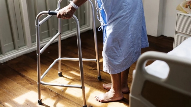 Минтруд хочет привлечь частные клиники к уходу за пенсионерами