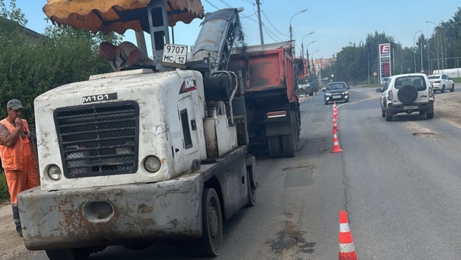 На въезде в Йошкар-Олу по Сернурскому тракту проводят ямочный ремонт