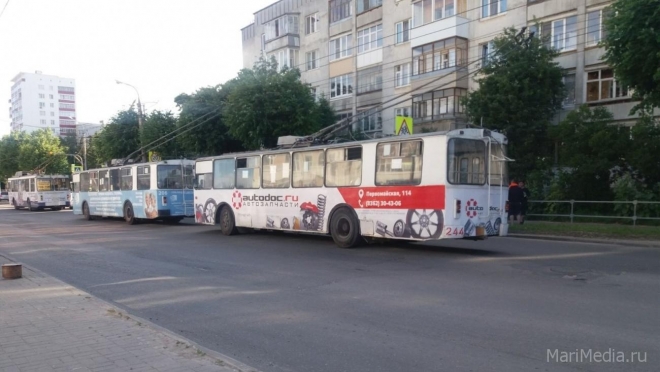 На улице Вознесенской встали троллейбусы