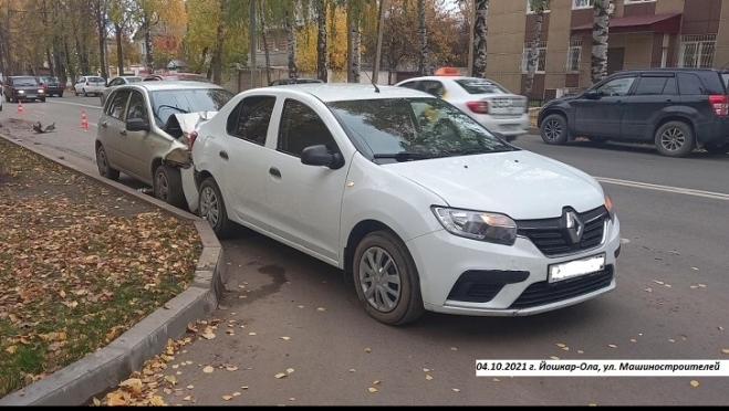 На улице Машиностроителей «Лада Калина» въехала в Renault Logan