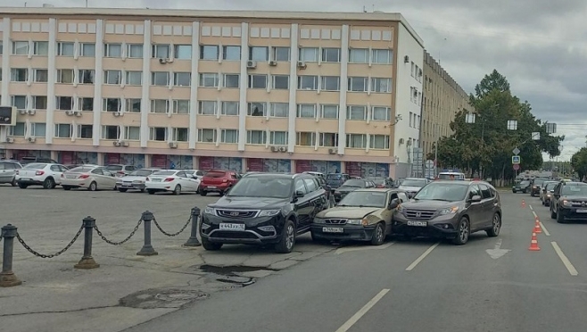 Водитель Honda устроил массовое ДТП на Ленинском проспекте