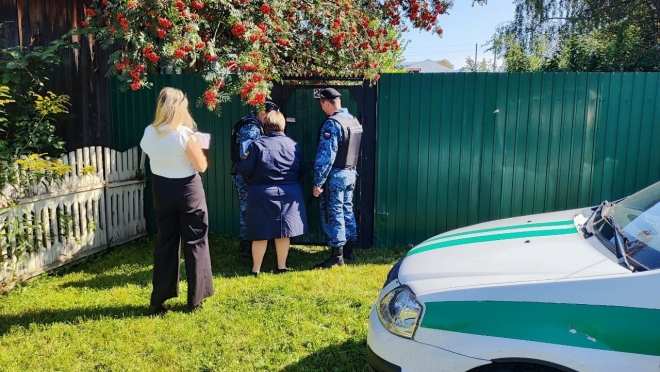 Жительница Юрино год не выпускала дочь-школьницу на улицу