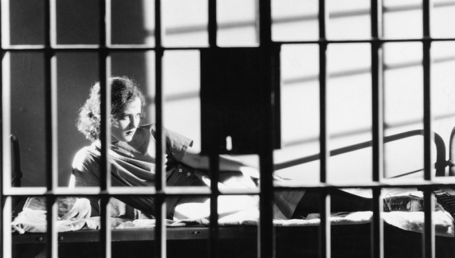 В Волжске 26-летняя рецидивистка укусила полицейского за бедро