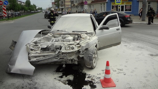 Сотрудники ДПС устанавливают обстоятельства ДТП, в котором сгорела машина