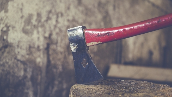 Участковый полиции подстрелил мужчину, напавшего на него с топором