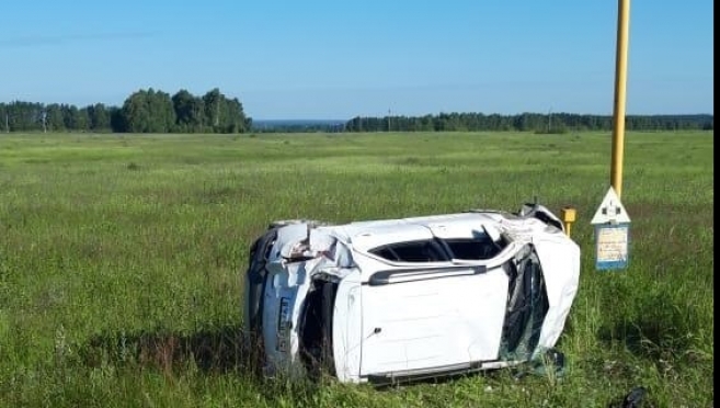 В Волжском районе иномарка перевернулась в кювет