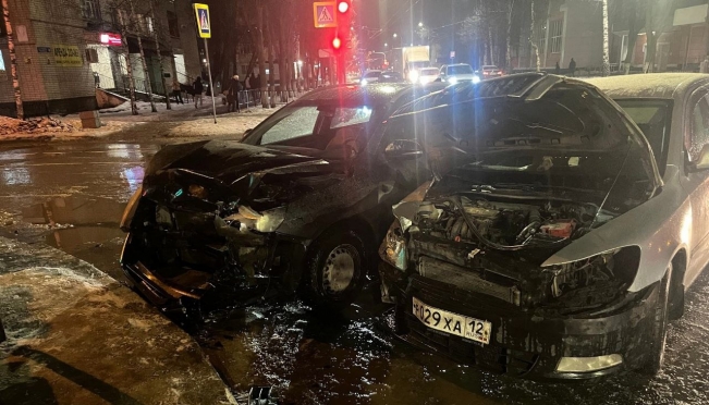 В Йошкар-Оле на одном из перекрёстков водитель иномарки не пропустил Lada Vesta