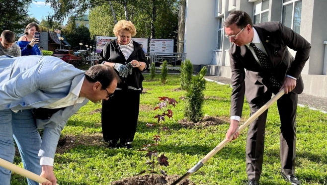 Эксперты фестиваля «Танцуй и пой, моя Россия!» посадили в Йошкар-Оле деревья