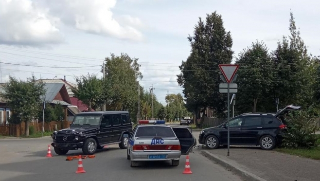 Японский кроссовер протаранил внедорожник