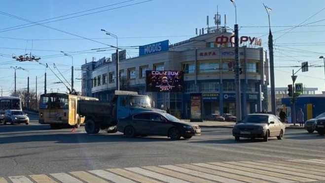 ГИБДД ищет свидетелей столкновения грузовика с иномаркой