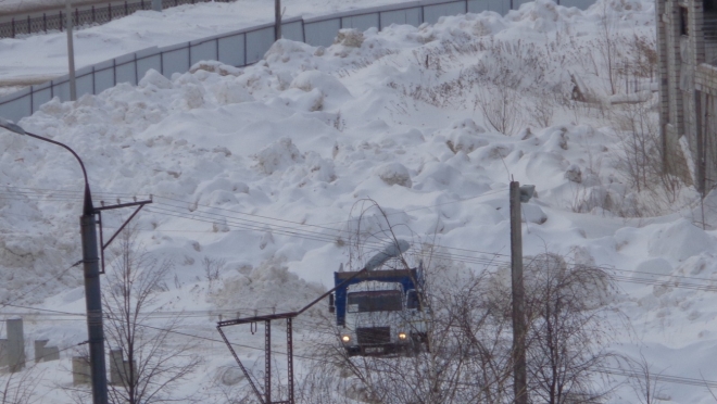 Территорию долгостроя в центре Йошкар-Олы превратили в снежную свалку