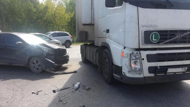 В Волжске водитель грузовика пострадал в ДТП