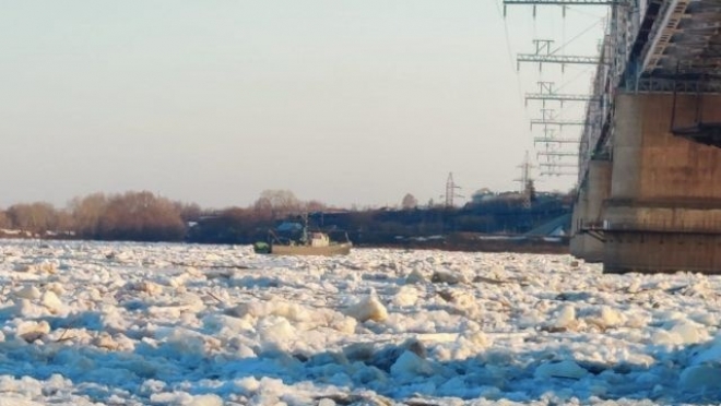 Вмерзший в льдины катер дрейфует у берегов Казани