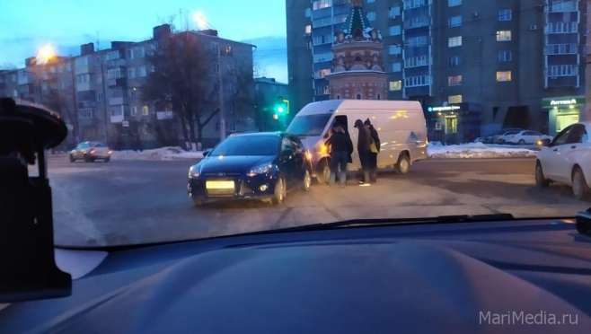 На перекрёстке Первомайской и Успенской столкнулись две машины