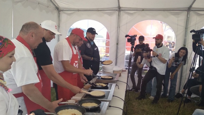 На фестивале «Йошка Еш» в Марий Эл соревновались в выпечке и подбрасывании блинов