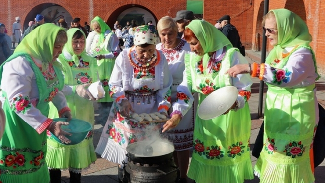 Гостей праздника «Угинде» в Йошкар-Оле угощали пирогом из печи и подкогыльо