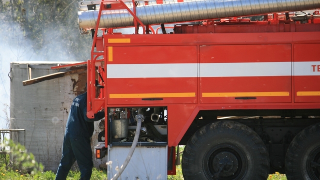 Пожарные Волжска дважды выезжали на тушение пожара в гаражный кооператив