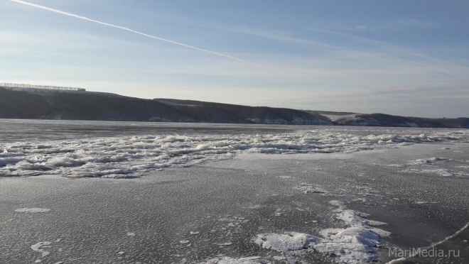 Вода начинает подтачивать лёд