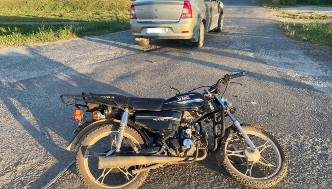 На подъезде к Йошкар-Оле столкнулись иномарка и мопед