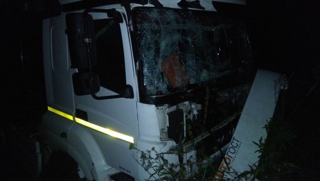 В Марий Эл «КамАЗ» с прицепом перевернулся в кювет